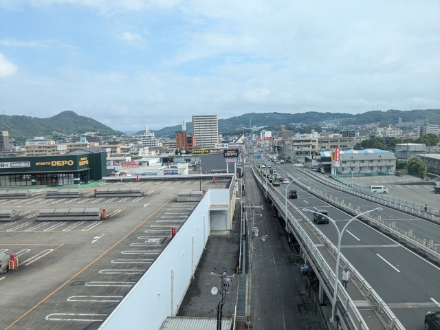 ④地域密着の自社施工店に依頼する