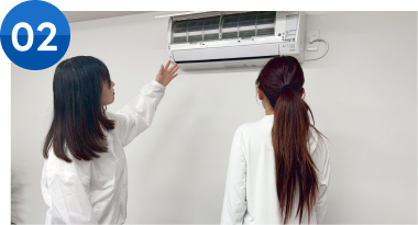 エアコンを確認している女性2人