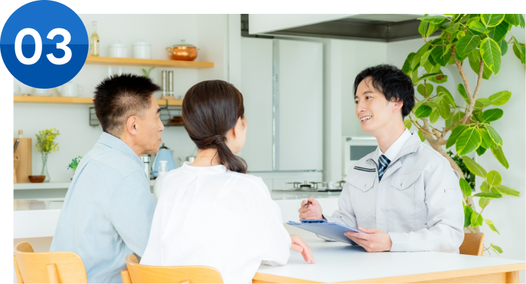 お見積りと工事内容について説明しているスタッフ