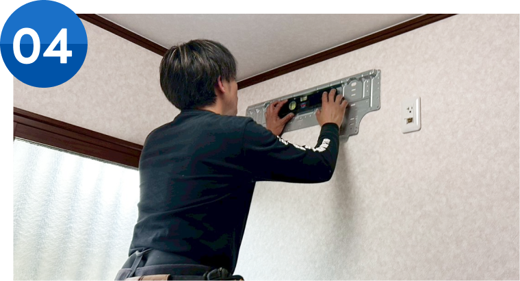 エアコン修理・工事作業中