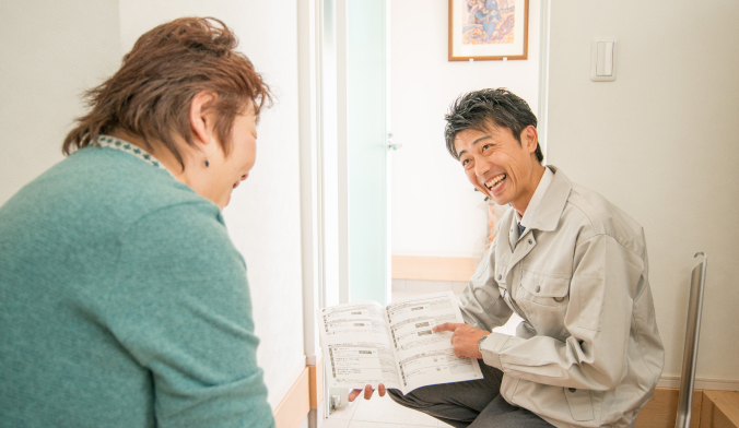 お客様に説明している様子