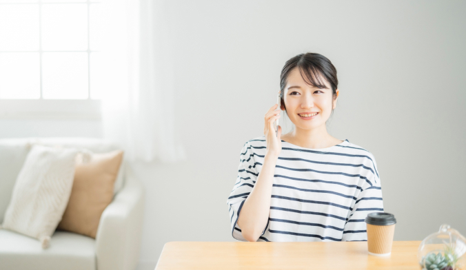 電話中の女性