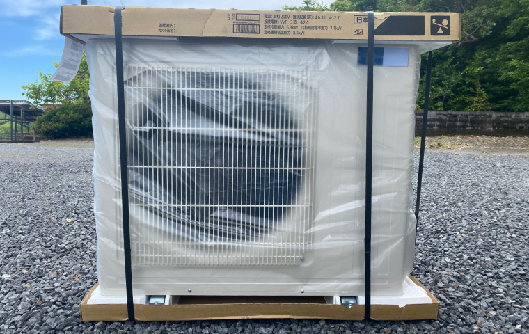 梱包されている室外機
